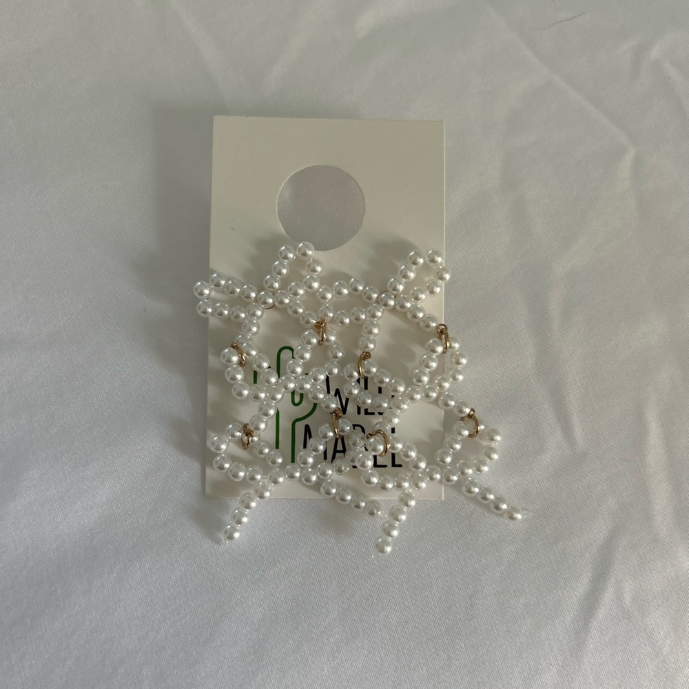 Pearl bow earring